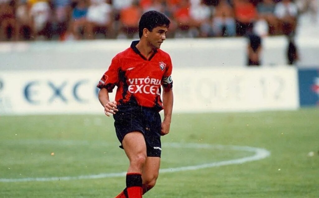 Ex jogador do Vitória Bebeto, formado na categoria de base do clube, correndo pelo gramado durante jogo.