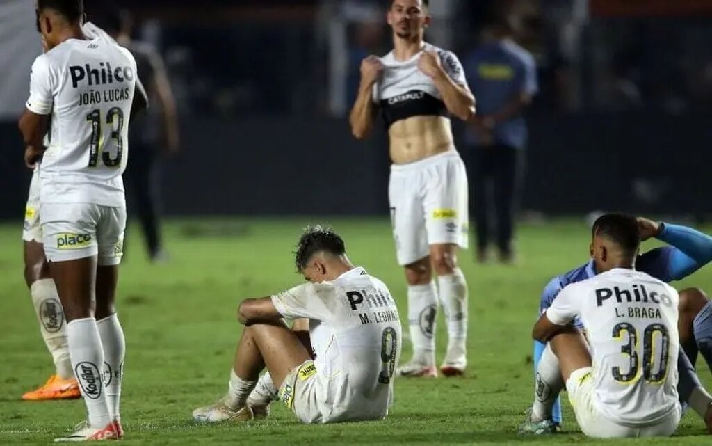 Jogadores do Santos, lamentando em campo com uniforme branco do time o primeiro rebaixamento da história do time.