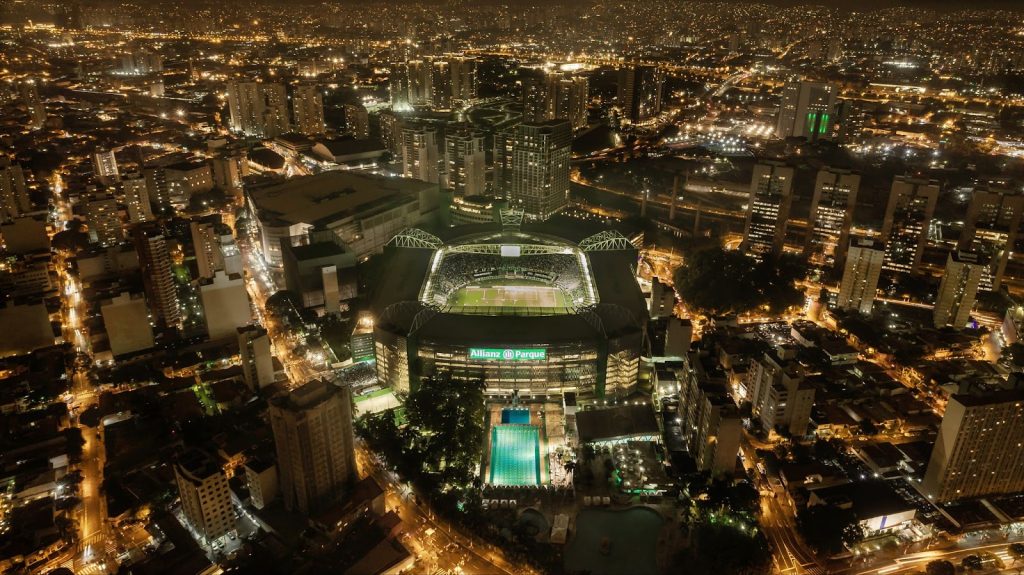  Allianz Parque, estádio do Palmeiras, visto do alto da cidade durante a noite.