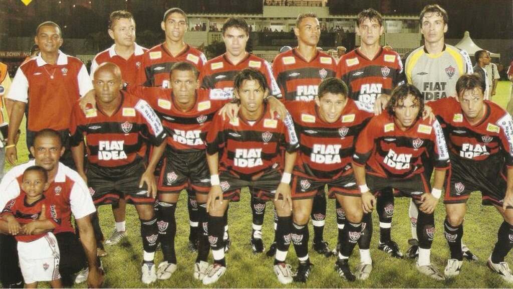 Elenco do Vitória enfileirado, preparados antes do jogo para a partida.