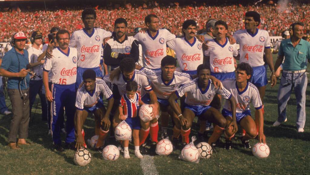 Elenco do Bahia campeão brasileiro em 88, vestindo uniforme branco com detalhes azuis antes do jogo começar.