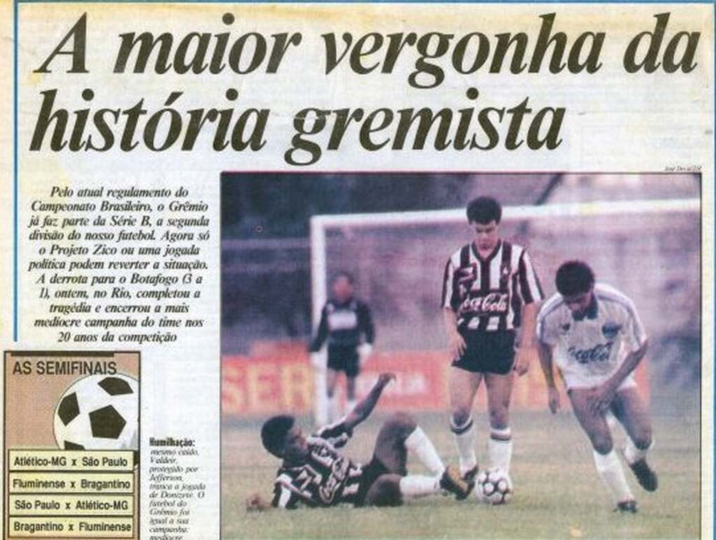 Capa de jornal antigo noticiando o rebaixamento do Grêmio, primeiro dos 13 grandes a ser rebaixado.