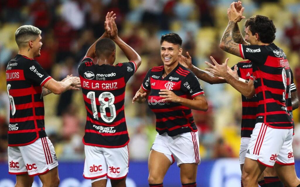 Jogadores do Flamengo comemorando gol marcado durante a partida.