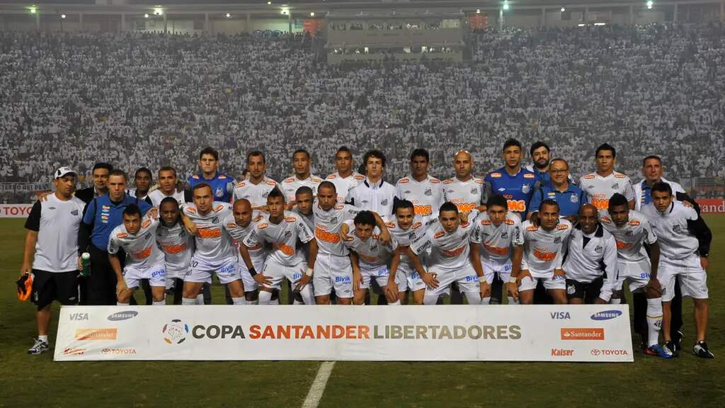 Elenco do Santos de 2011 enfileirado para foto antes da final da Libertadores contra o Peñarol.