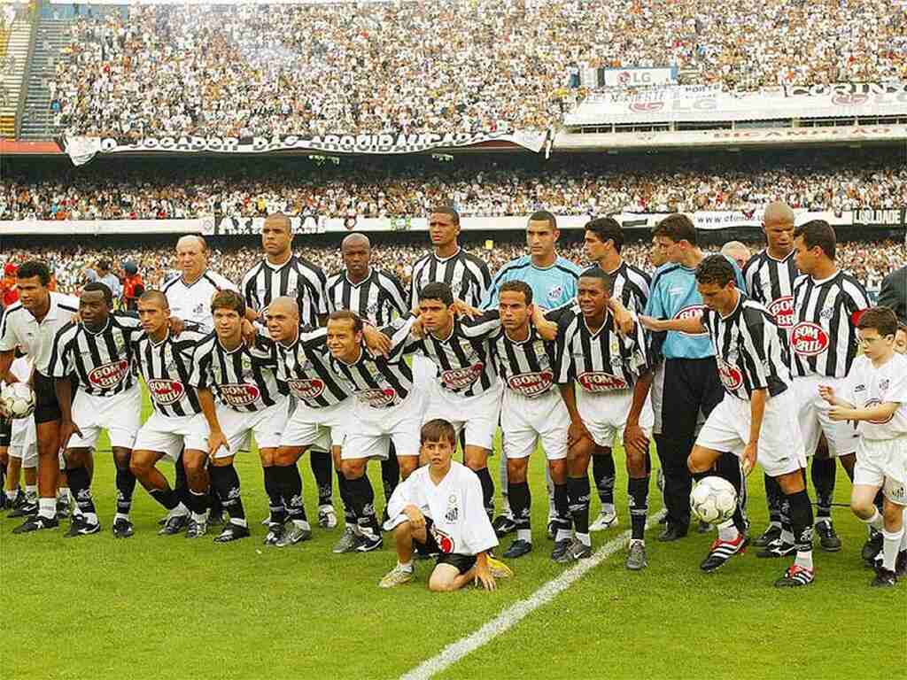 Elenco do Santos campeão brasileiro em 2002, enfileirado no gramado antes do começo da partida.