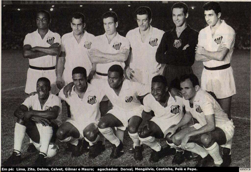 Elenco do Santos de Pelé, enfileirado, posando para foto no gramado antes da partida.