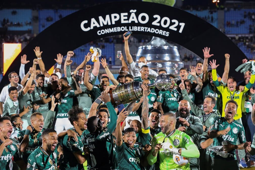 Elenco do Palmeiras comemorando o título da Libertadores de 2021.