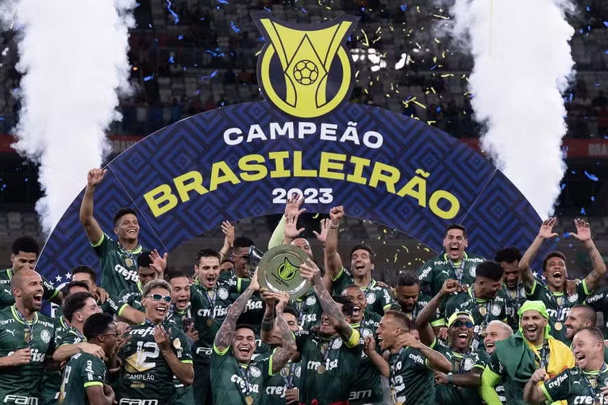 Elenco do Palmeiras comemorando título do Brasileirão 2023.