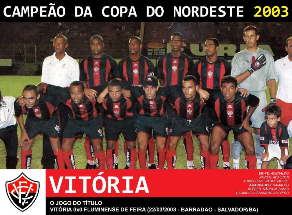 Elenco do Vitória campeão da Copa do Nordeste de 2003, enfileirado em campo antes da partida.