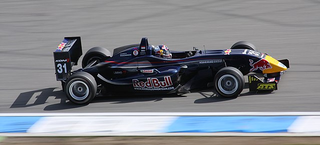 Apenas um carro de formula 1 em um pista de corrida 