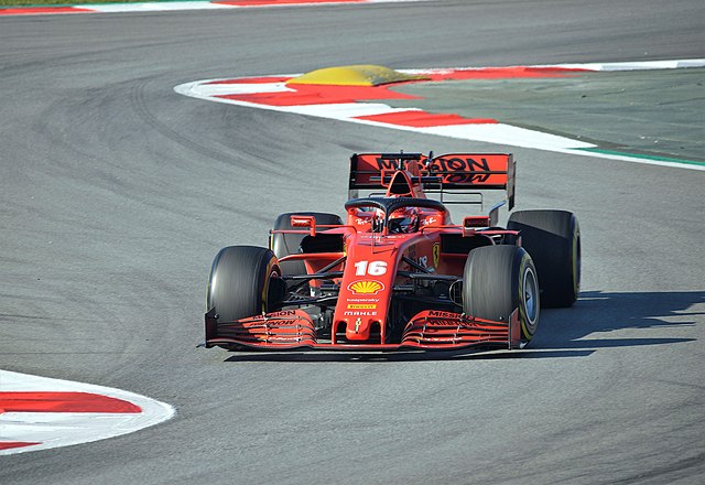 Carro do piloto Charles Leclerc em uma pista de corrida de F1