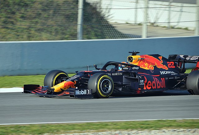 Carro do piloto da Redbull em uma pista de corrida 