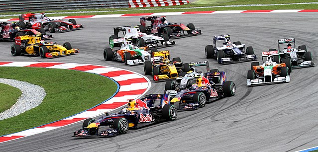 Carros de formula 1 em uma corrida 