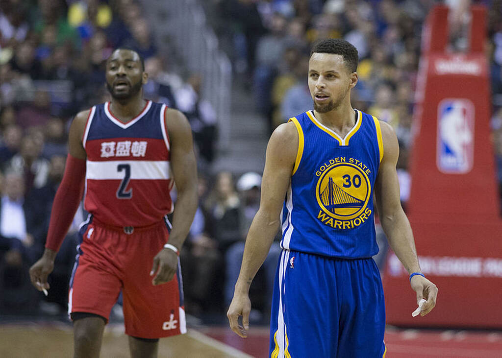 estatisticas stephen curry, o jogador esta com o uniforme dos warriors, em quadra pelo time