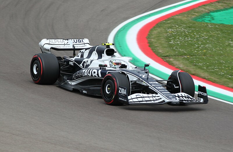 Carro de formula 1 em pista