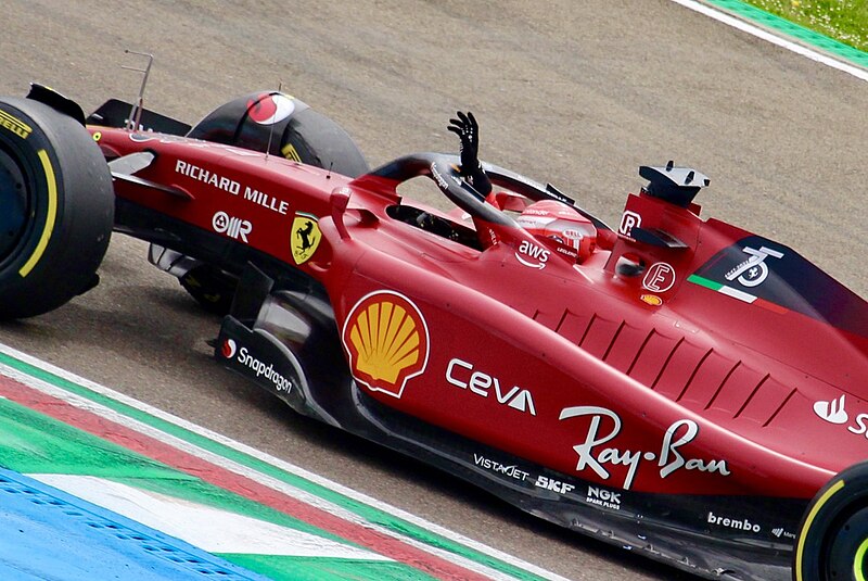 Carro de formula 1 da Ferrari em pista.