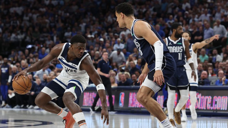 Jogadores de basquete disputando bola em quadra - Foto: Getty Images