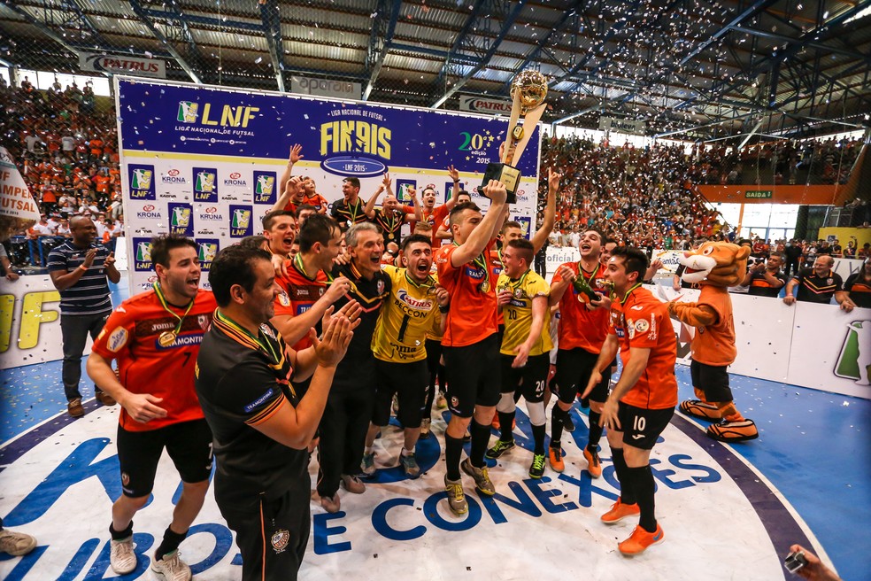 Jogadores do Carlos Barbosa levantam troféu de campeão da Liga Nacional de Futsal, em 2015 - Reprodução/LNF