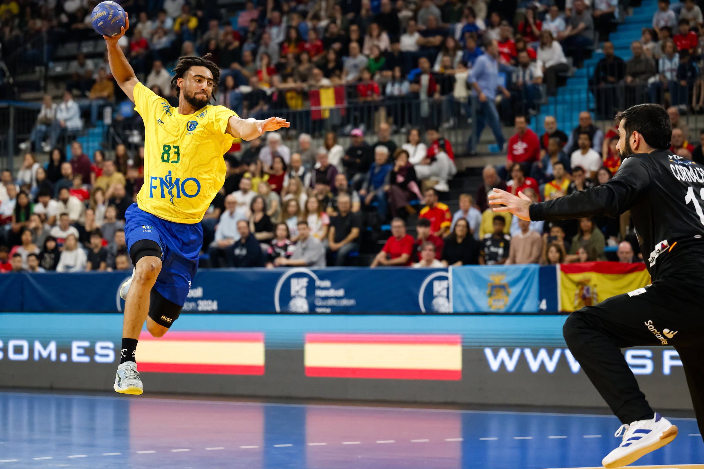 Jogador de handebol no ar arremessando uma bola