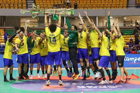 Seleção brasileira de handebol comemorando uma vitória 