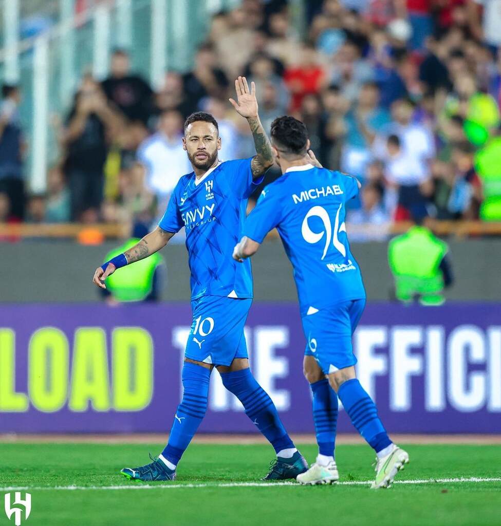 Neymar cumprimentando outro jogador do Al-Hilal, Michael.