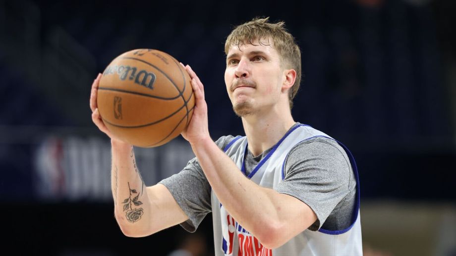 Jogador de basquete segurando bola em mãos para arremesso