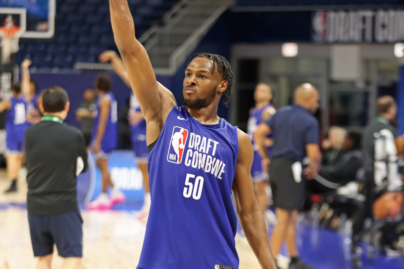 Jogador de basquete em quadra