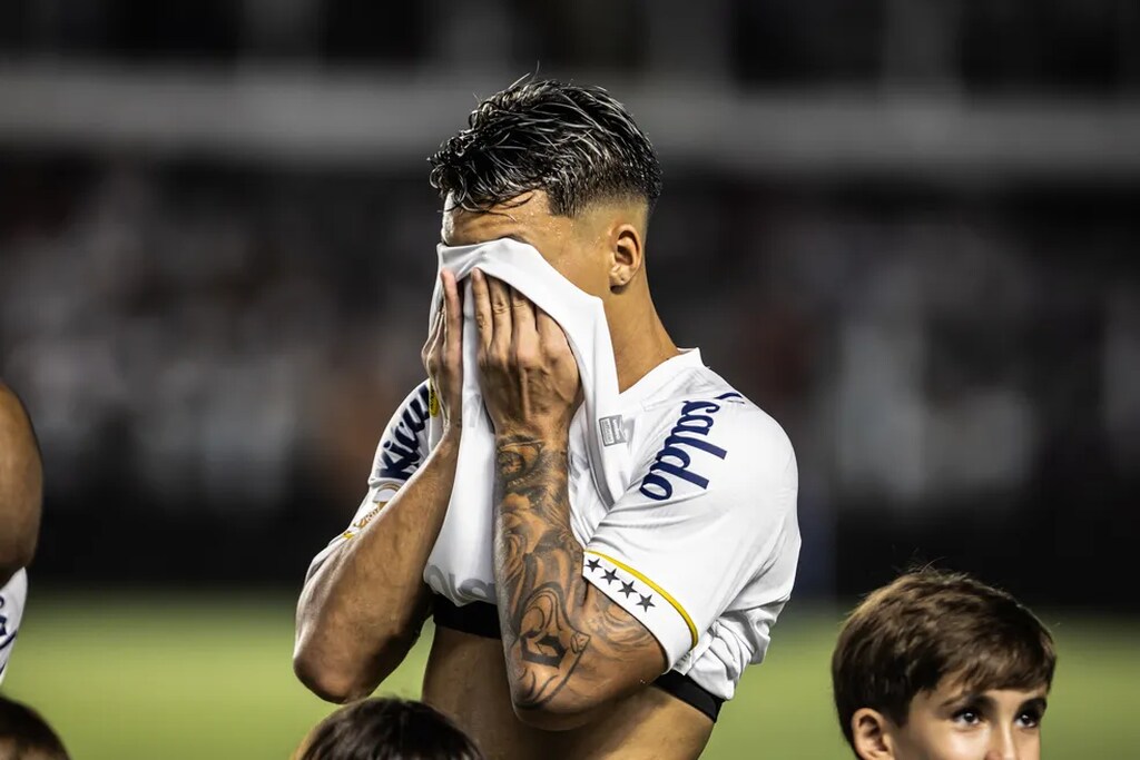 Jogador de futebol Marcos Leonardo, vestindo uniforme do Santos durante partida.