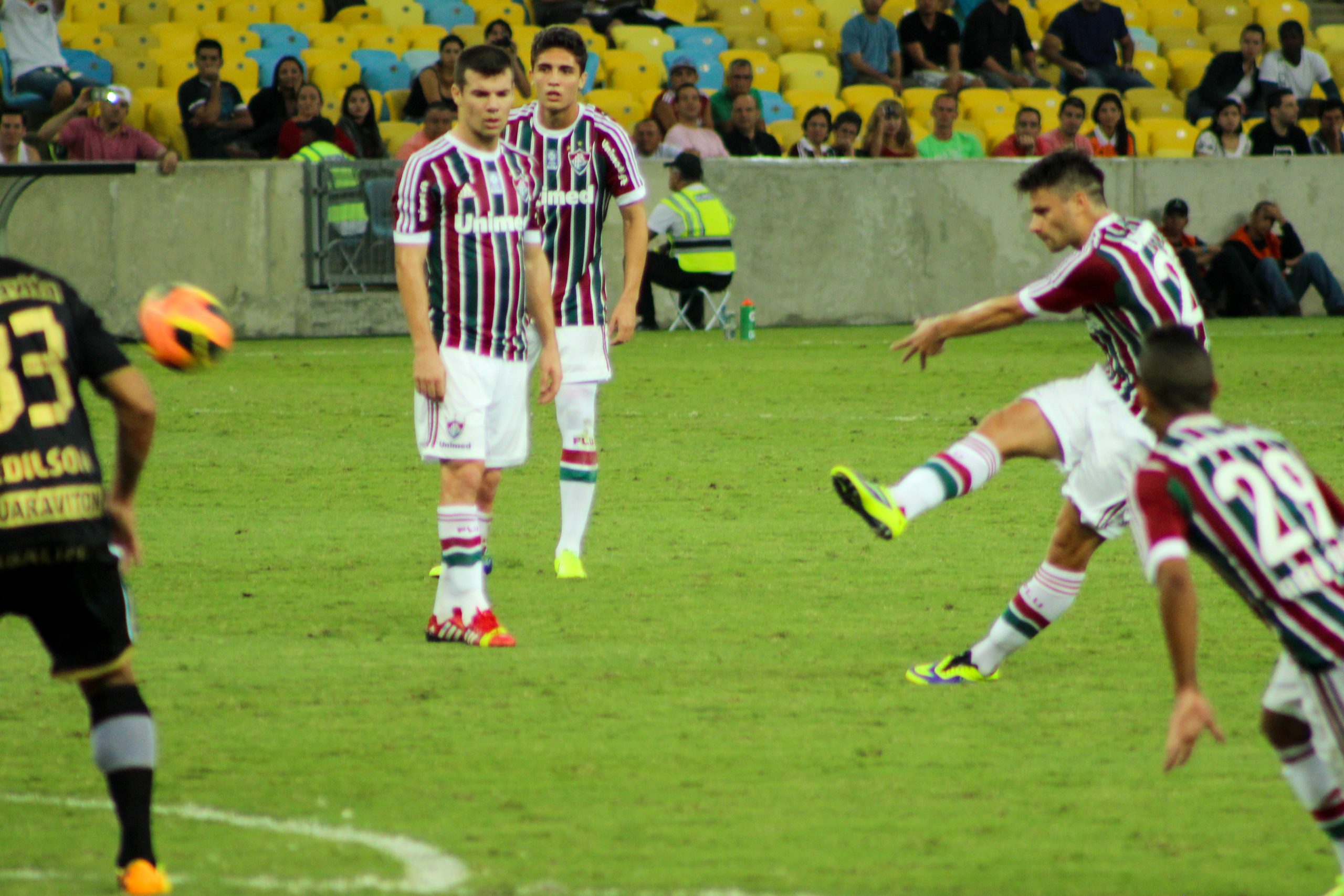 Jogador do Fluminense tentando fazer uma finalização