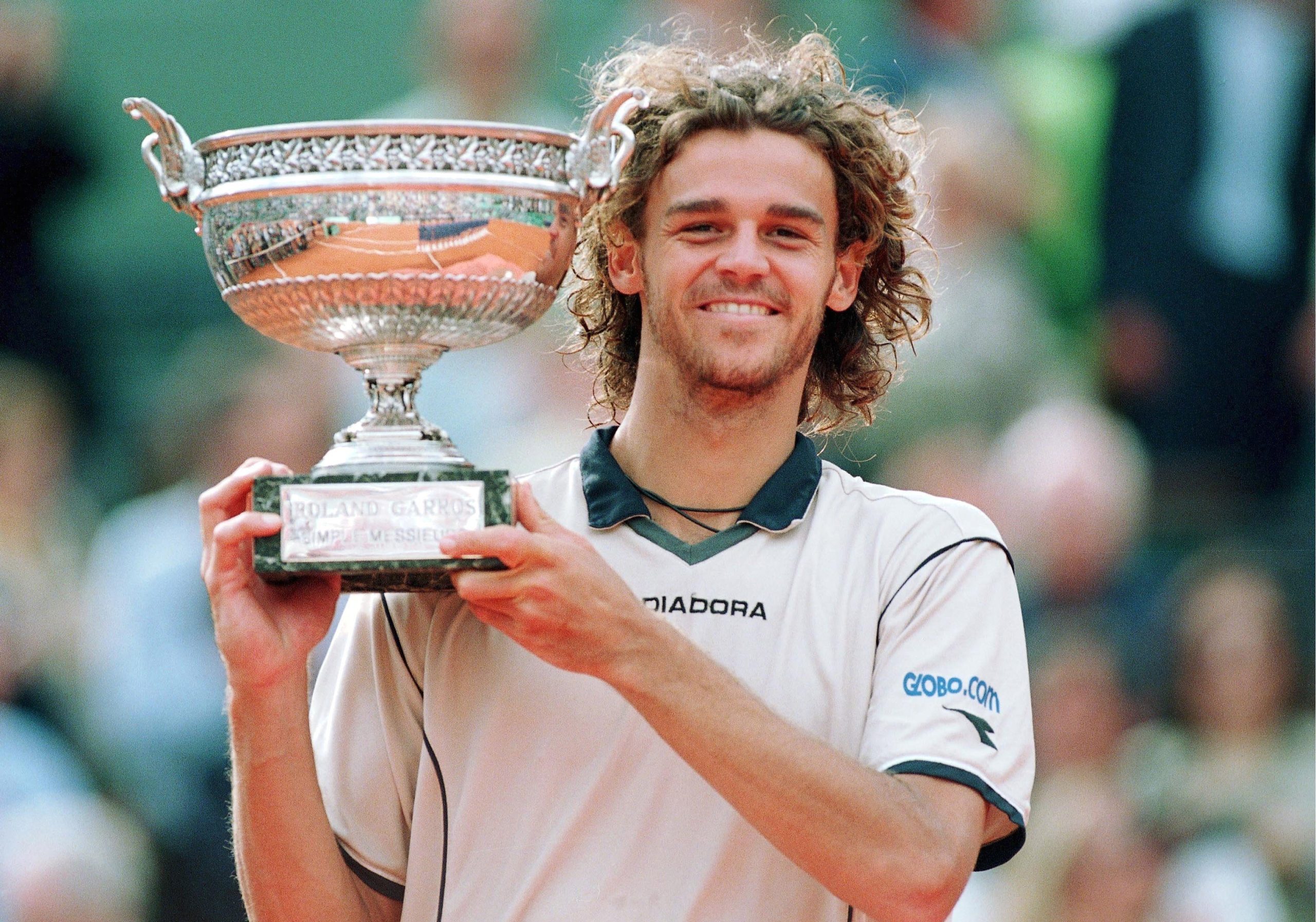 Guga segura o troféu de campeão de Roland Garros, em 2000 - Reprodução/Revista Placar