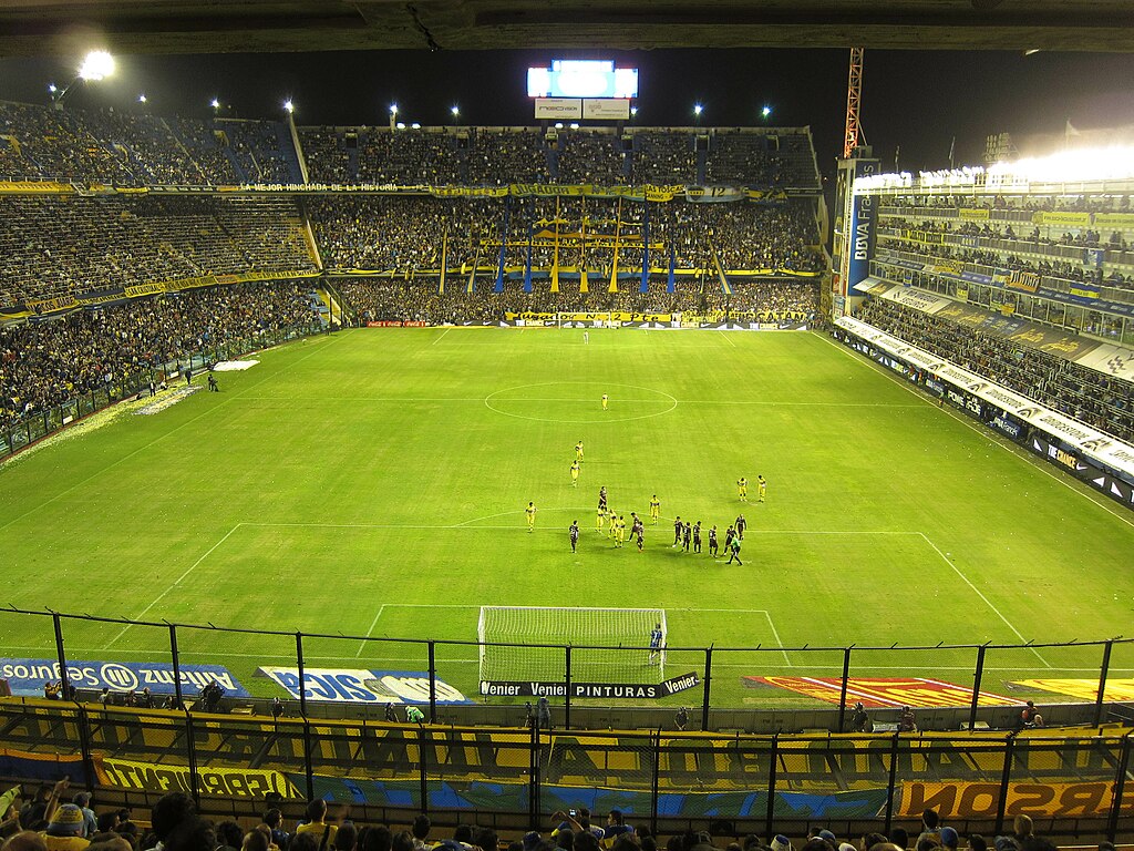 Estádio de futebol lotado de torcedores - Foto: Wikimedia Commons