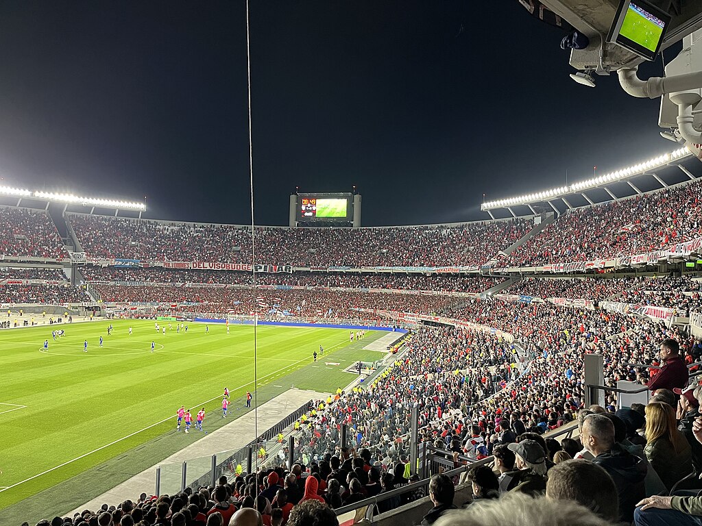 Estádio de futebol em dia de jogo - Foto: Wikimedia Commons