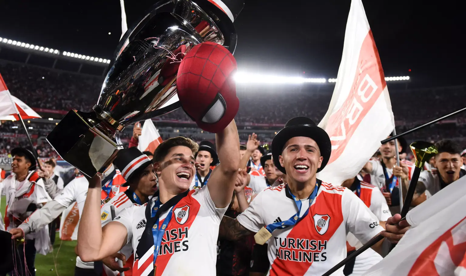 Jogadores do river plate levantando um troféu - Foto: Wikimedia Commons