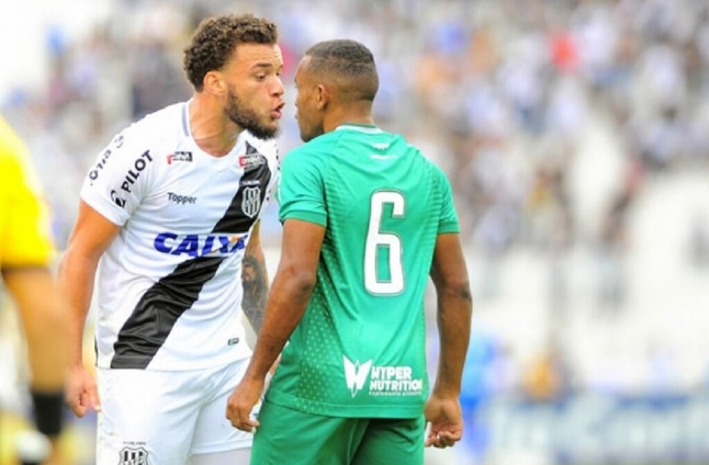 Jogadores da Ponte Preta e do Guarani se encarando durante partida.