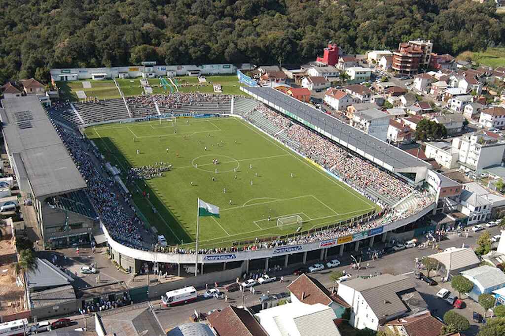 Estádio do Juventude visto do alto durante partida de futebol.