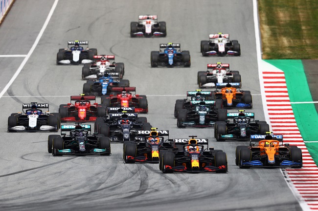 Carros em uma pista de corrida - Foto: Clive Rose/Getty Images/Red Bull Content Pool