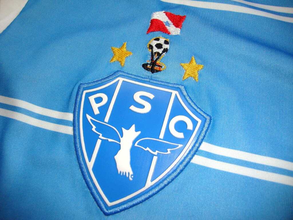 Escudo do Paysandu bordado em peitoral do uniforme do time.