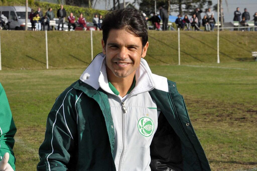 Laurinho Guerreiro, um dos maiores ídolos do clube, visto de frente, com uniforme de equipe técnica do clube em campo.