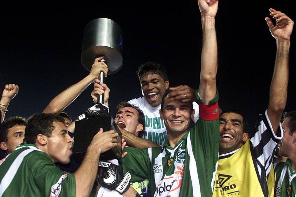 Elenco do Juventude comemorando título e erguendo troféu da Copa do Brasil.