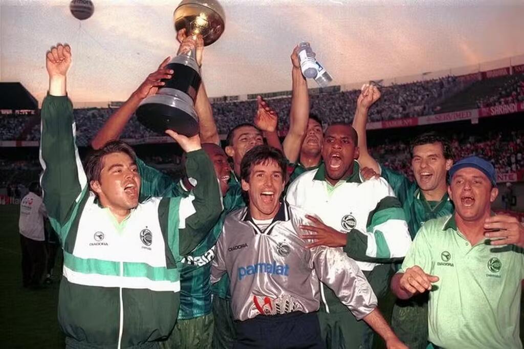 Jogadores do Juventude comemorando título erguendo taça do Campeonato Gaúcho.