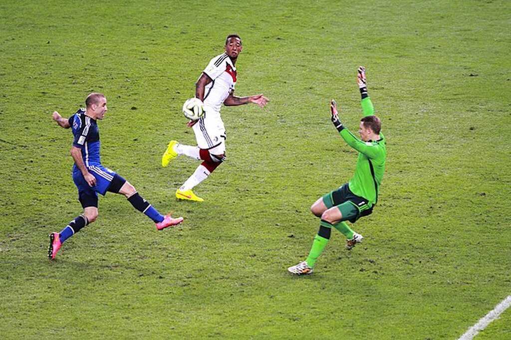 Jogador da Argentina cara a cara com goleiro da Alemanha na final da Copa do Mundo de 2014.