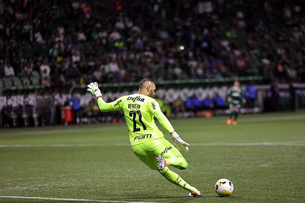 Goleiro do Palmeiras Weverton cobrando tiro de meta em jogo contra o Cuiabá