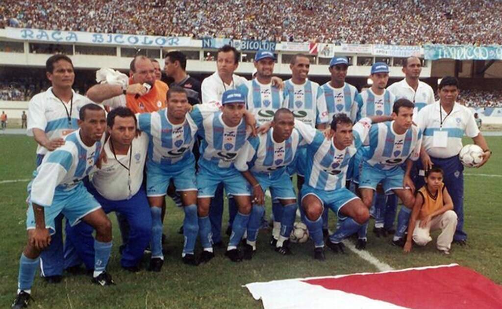 Elenco do Paysandu enfileirado antes da partida começar.