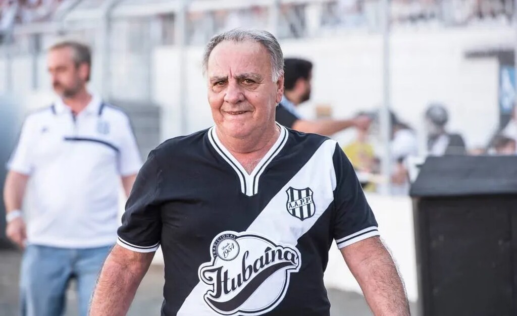 Dicá, um dos maiores ídolos da Ponte Preta, vestindo uniforme do clube.