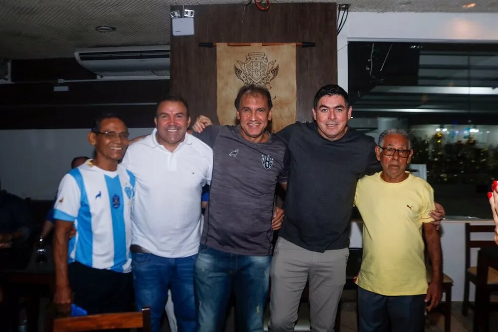 ídolos do Paysandu, Beto, Quarentinha, Vandick, Robgol e Zé Augusto, abraçados juntos.