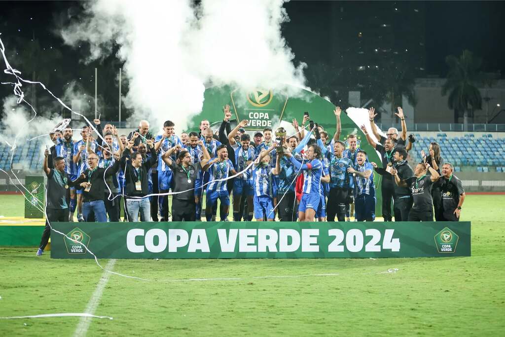 Elenco do Paysandu festejando título da Copa Verde em 2024.