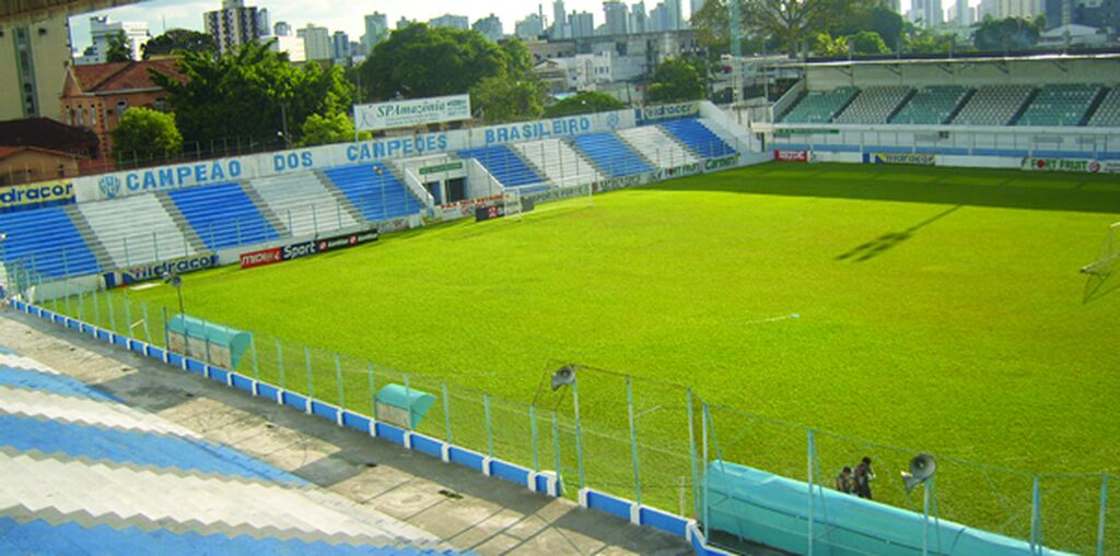 Estádio Curuzu, do Paysandu, visto do alto da sua arquibancada, com as cadeiras vazias.