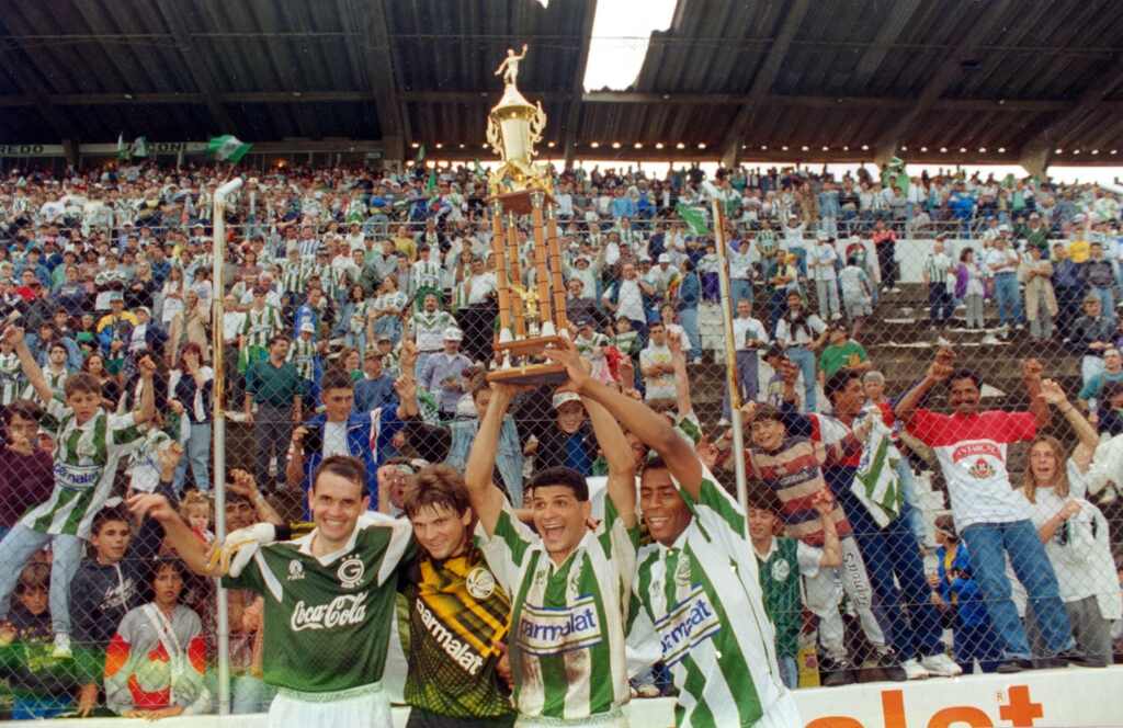 Elenco do Juventude levantando taça do campeonato gaúcho.