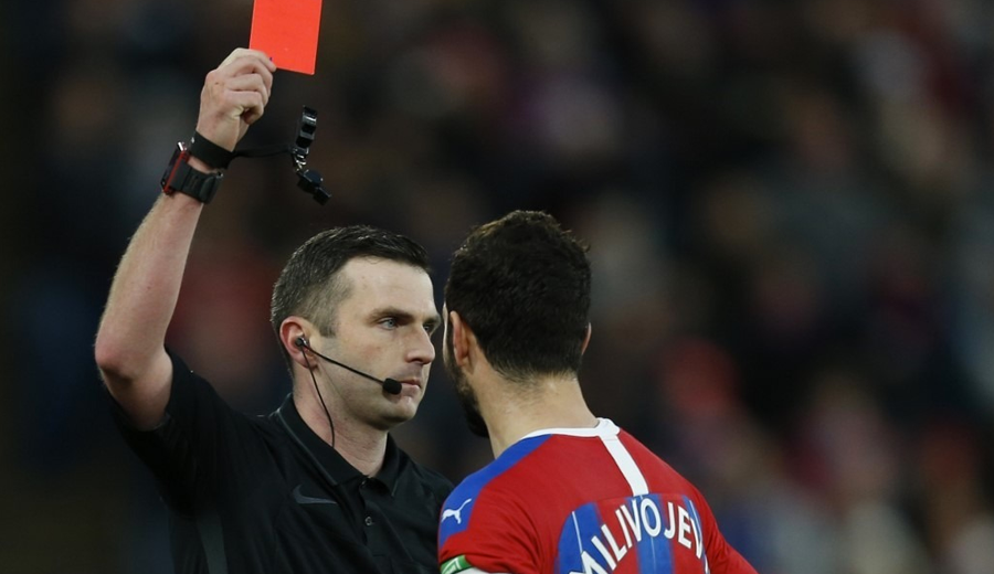 Arbirtro dando um cartão vermelho para um jogador - Foto: Getty Images