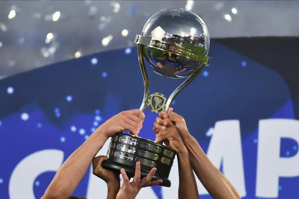 Pessoa levantando a taça da Sulamericana - Foto: Staff Images/ CONMEBOL